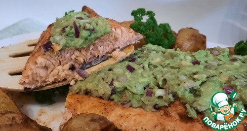 Нежное филе лосося с топпингом из авокадо