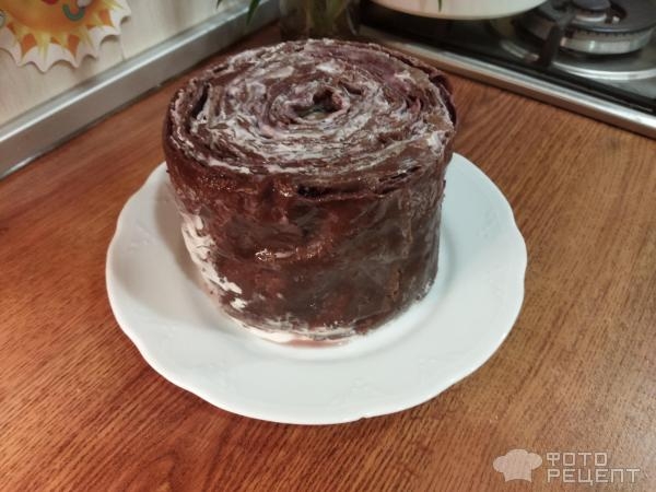 Рецепт: Блинный торт с творожным кремом - протёртая черная смородина, шоколадная глазурь, орехи и много эмоций