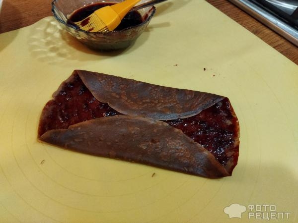 Рецепт: Блинный торт с творожным кремом - протёртая черная смородина, шоколадная глазурь, орехи и много эмоций