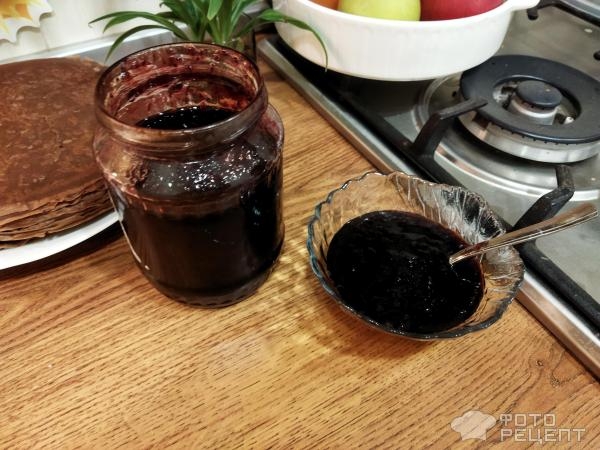 Рецепт: Блинный торт с творожным кремом - протёртая черная смородина, шоколадная глазурь, орехи и много эмоций