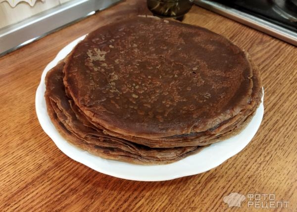 Рецепт: Блинный торт с творожным кремом - протёртая черная смородина, шоколадная глазурь, орехи и много эмоций