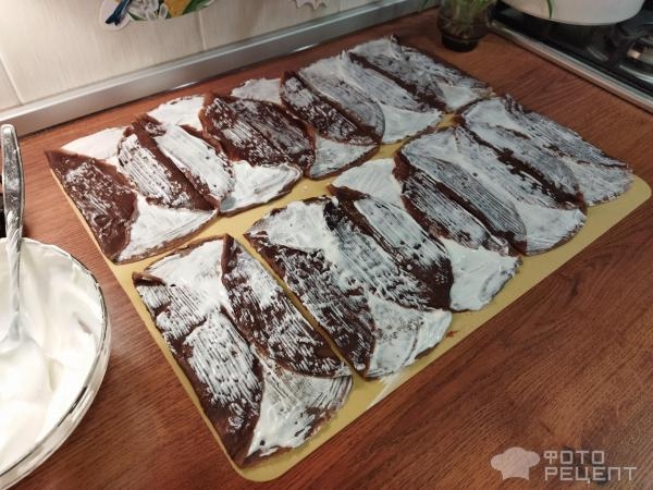 Рецепт: Блинный торт с творожным кремом - протёртая черная смородина, шоколадная глазурь, орехи и много эмоций