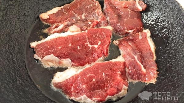 Рецепт: Говядина тушеная - с картофелем, белыми грибами и молоком