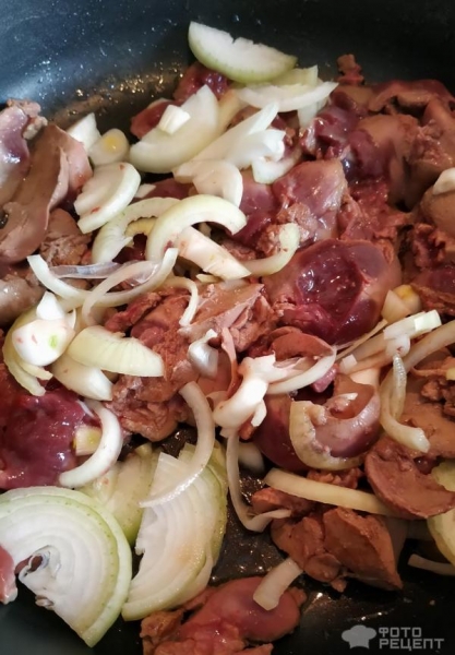 Рецепт: Пирог из блинных рулетов - с куриной печенью