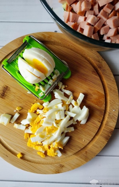 Рецепт: Салат из весенних овощей - ветчиной и запахом весны.