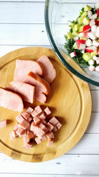 Рецепт: Салат из весенних овощей - ветчиной и запахом весны.