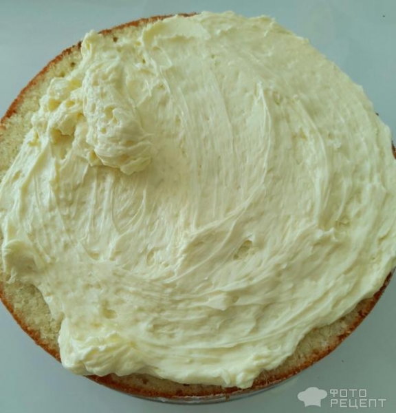 Рецепт: Торт "Кошечка" на день рождения девочке - Бисквитный торт "Кошечка" с масляным кремом и черешней. И кексы "Кошачьи лапки".