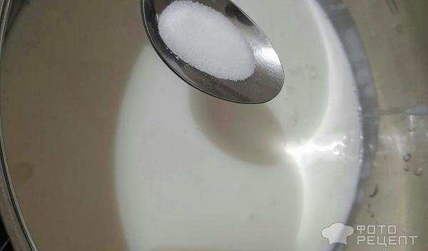 Рецепт: Торт "Кошечка" на день рождения девочке - Бисквитный торт "Кошечка" с масляным кремом и черешней. И кексы "Кошачьи лапки".