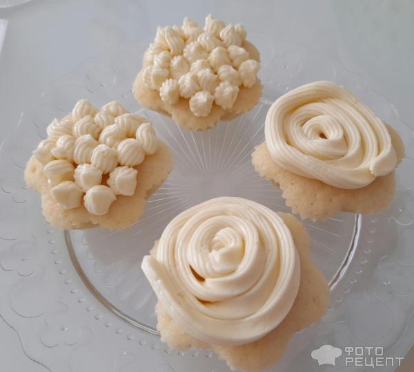 Рецепт: Торт "Кошечка" на день рождения девочке - Бисквитный торт "Кошечка" с масляным кремом и черешней. И кексы "Кошачьи лапки".