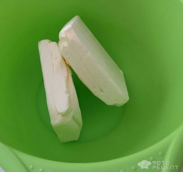 Рецепт: Торт "Кошечка" на день рождения девочке - Бисквитный торт "Кошечка" с масляным кремом и черешней. И кексы "Кошачьи лапки".