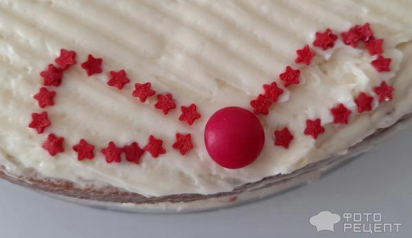 Рецепт: Торт "Кошечка" на день рождения девочке - Бисквитный торт "Кошечка" с масляным кремом и черешней. И кексы "Кошачьи лапки".