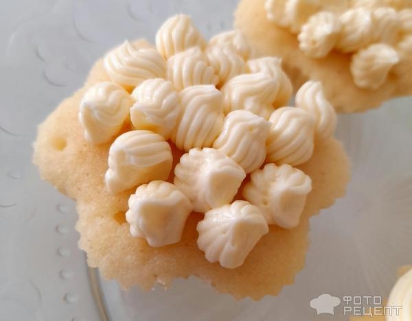 Рецепт: Торт "Кошечка" на день рождения девочке - Бисквитный торт "Кошечка" с масляным кремом и черешней. И кексы "Кошачьи лапки".