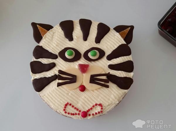 Рецепт: Торт "Кошечка" на день рождения девочке - Бисквитный торт "Кошечка" с масляным кремом и черешней. И кексы "Кошачьи лапки".