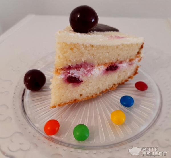 Рецепт: Торт "Кошечка" на день рождения девочке - Бисквитный торт "Кошечка" с масляным кремом и черешней. И кексы "Кошачьи лапки".