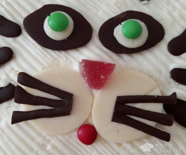 Рецепт: Торт "Кошечка" на день рождения девочке - Бисквитный торт "Кошечка" с масляным кремом и черешней. И кексы "Кошачьи лапки".