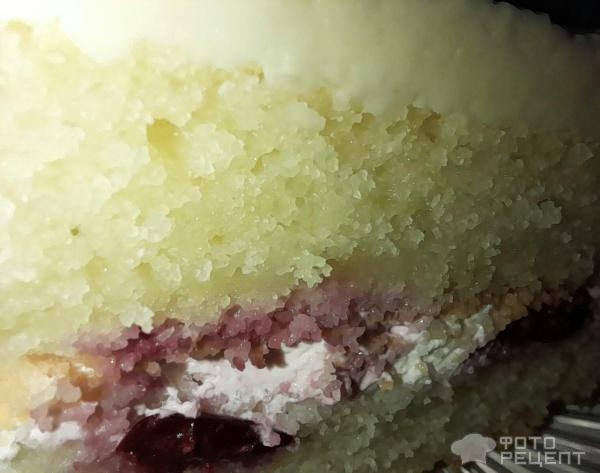 Рецепт: Торт "Кошечка" на день рождения девочке - Бисквитный торт "Кошечка" с масляным кремом и черешней. И кексы "Кошачьи лапки".