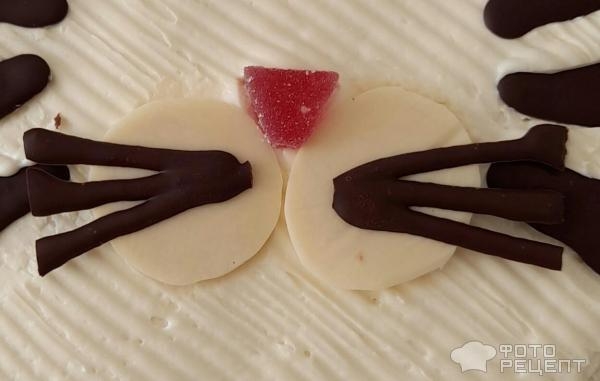 Рецепт: Торт "Кошечка" на день рождения девочке - Бисквитный торт "Кошечка" с масляным кремом и черешней. И кексы "Кошачьи лапки".