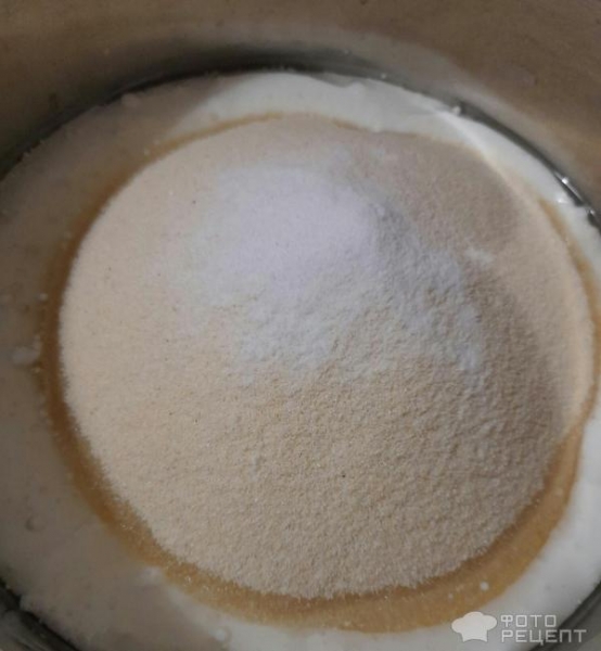 Рецепт: Торт "Кошечка" на день рождения девочке - Бисквитный торт "Кошечка" с масляным кремом и черешней. И кексы "Кошачьи лапки".