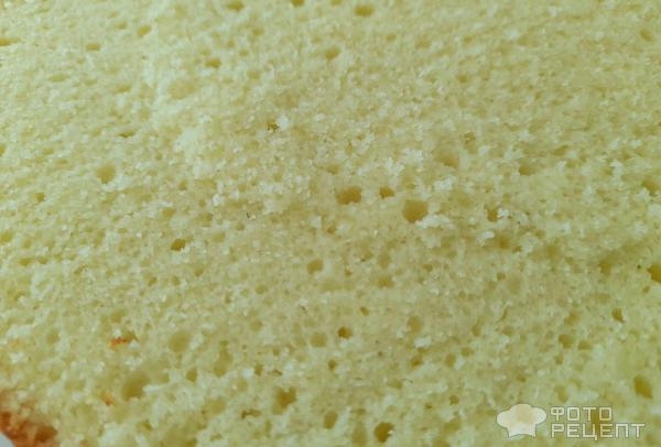 Рецепт: Торт "Кошечка" на день рождения девочке - Бисквитный торт "Кошечка" с масляным кремом и черешней. И кексы "Кошачьи лапки".