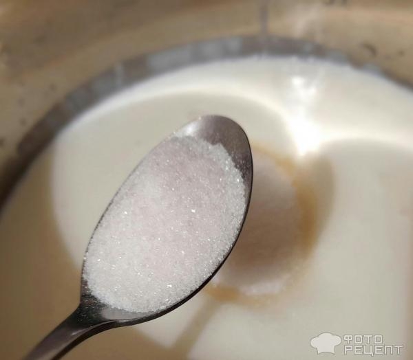 Рецепт: Торт "Кошечка" на день рождения девочке - Бисквитный торт "Кошечка" с масляным кремом и черешней. И кексы "Кошачьи лапки".