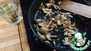 Сибас с белым вином и грибами