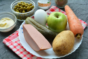 "Оливье" с яблоком и колбасой