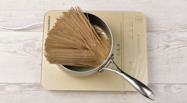 Салат из гречневой лапши с огурцами, редисом, арахисом и соевой заправкой, пошаговый рецепт с фото