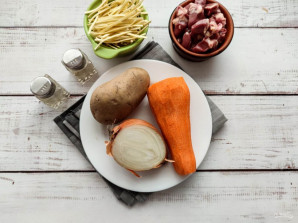 Суп с лапшой и куриными сердечками