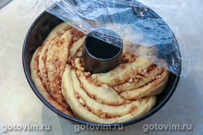 Пасхальный венок с грецкими орехами и корицей