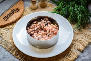 Слоеный салат с тунцом и картофелем