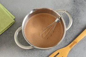 Шоколадный блинный торт с творожным кремом