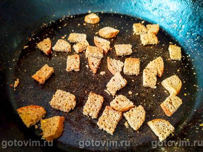 Салат с креветками, огурцом, помидорами и ржаными сухариками Салат с креветками, огурцом, помидорами и ржаными сухариками