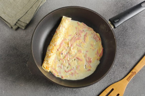 Рулетики из яйца, колбасы и сыра