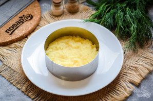 Слоеный салат с тунцом и картофелем