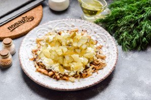 Слоеный салат с шампиньонами и сыром