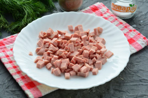 "Оливье" с яблоком и колбасой