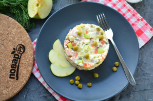 "Оливье" с яблоком и колбасой