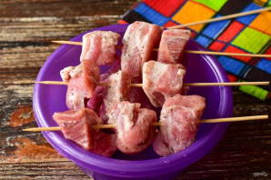 Шашлык из свинины в духовке на шпажках