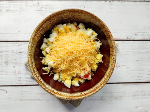 Салат с помидорами, сыром и чесноком