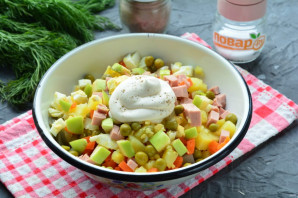 "Оливье" с яблоком и колбасой