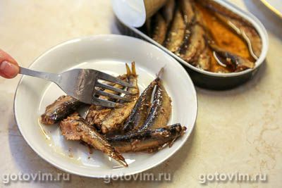 Салат «Муравейник» из картофельной соломки со шпротами