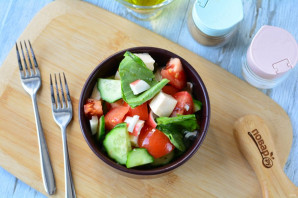 Салат с фетаксой и крабовыми палочками