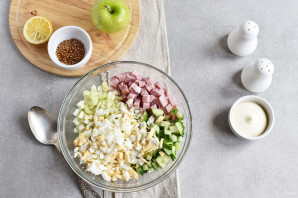 Салат с ветчиной и яйцами