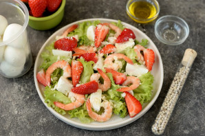 Салат с креветками и клубникой