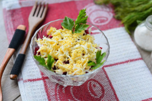 Салат с консервированной сайрой и яйцами