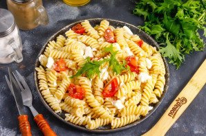 Паста с фетаксой и помидорами