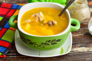 Суп с мясом и зеленым горошком