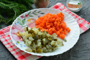 "Оливье" с яблоком и колбасой