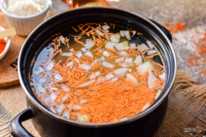 Суп с курицей и оливками