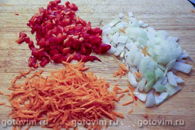 Рис с жареными колбасками и овощами